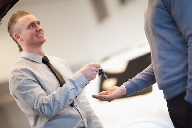 Vehicule livre a Paris par chauffeur professionnel Auto Marchands