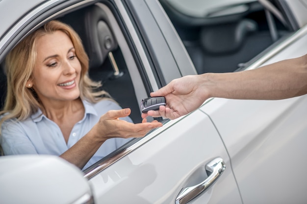 Vehicule livre a Bordeaux par chauffeur professionnel